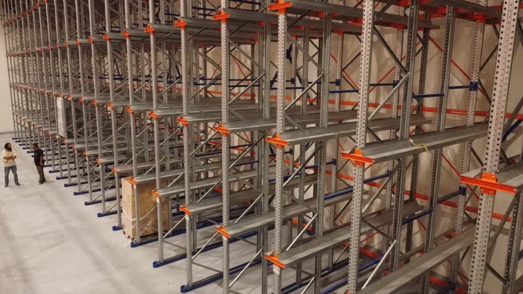 Vue aérienne entrepôt rayonnage